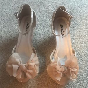 🌻= $5 bundled - Size 2 Bone Colored Fancy Wedges
